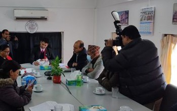 दशरथचन्द बहुउद्देश्यीय भवन निर्माणका लागि नगर विकास कोष र नगरपालिकाबीच सम्झौता 
